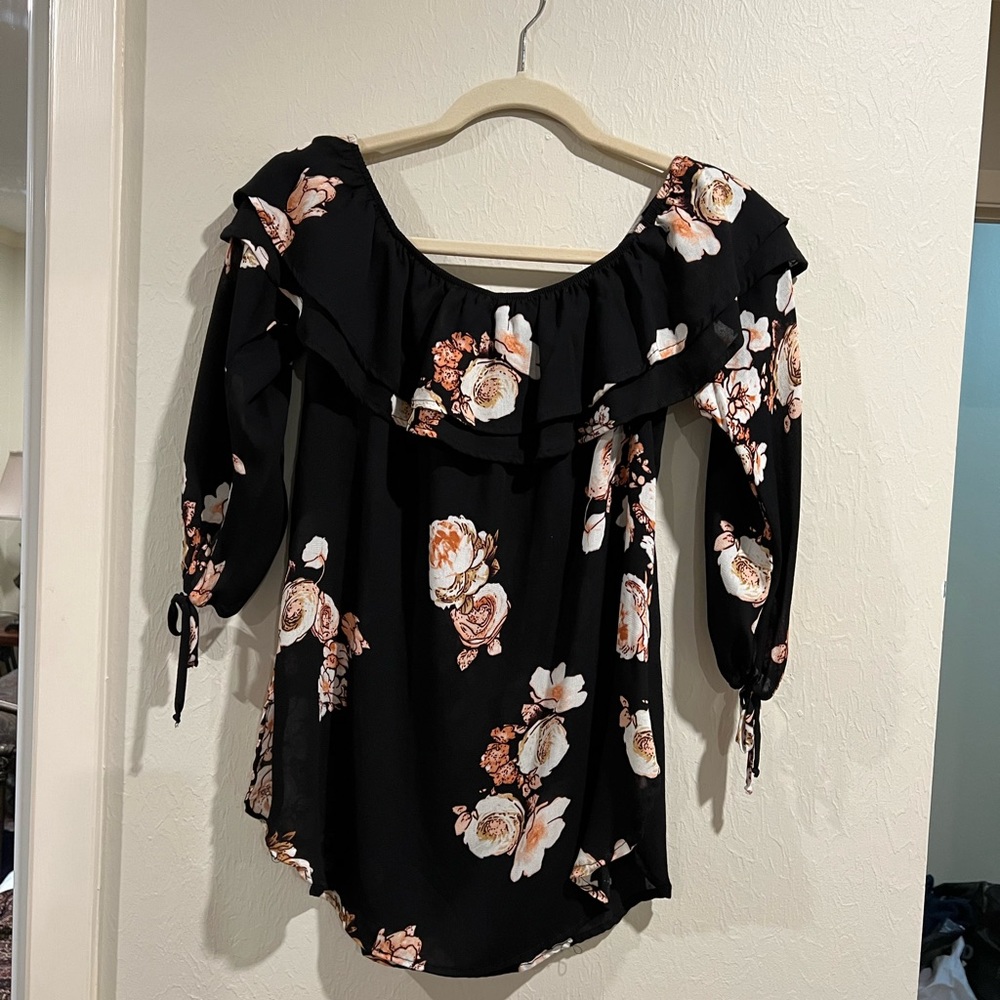 NWT Jella c black floral top. Size small.